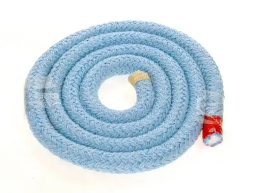 Helle, geflochtene Dichtschnur von Bosch, aufgewickelt in einer runden Form. Ein Ende ist mit rotem und das andere Ende mit transparentem Klebeband gesichert.
